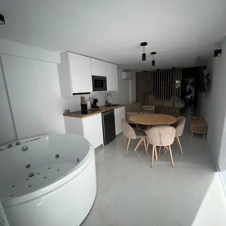 Апартаменти Playamar Con Jacuzzi